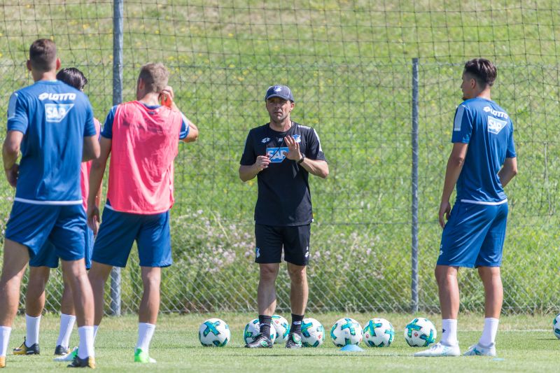 Co-Trainer Alfred Schreuder erklärt Trainingsabläufe