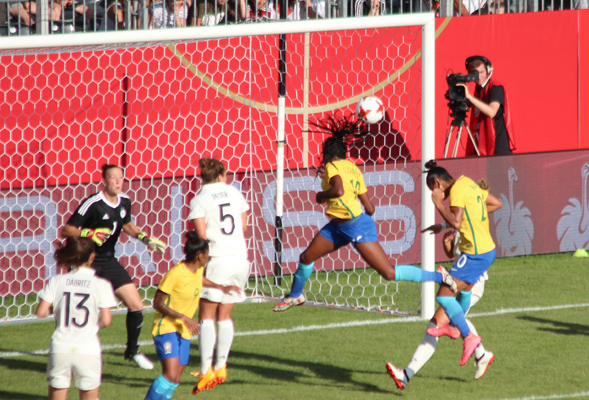 Großchance für Brasiliens Ludmila per Kopfball