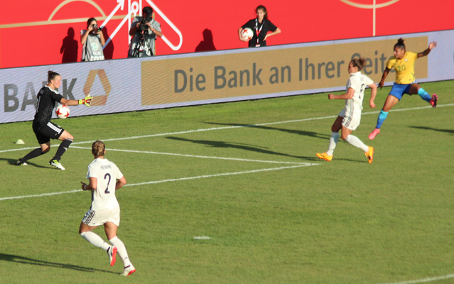 Brasiliens Gabriela (re.) verzieht aus spitzem Schusswinkel