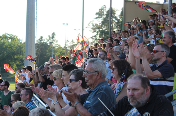 Applaus von den Rängen für beide Teams nach dem Abpfiff