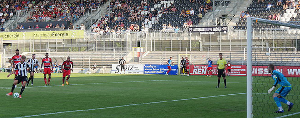 Höler verwandelt einen Strafstoss zum 3:1 für den SVS