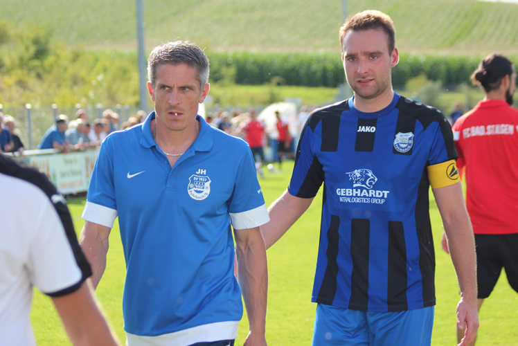 SVR-Coach Joachim Heger (li.) schaut etwas verärgert. Ob er in diesem Moment daran gedacht hat, dass er gegen den KSC urlaubsbedingt fehlen wird? Daneben Thomas Münkel