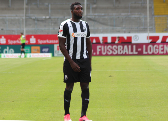 Richard Sukuta-Pasu bringt den SVS per Strafstoss in Führung