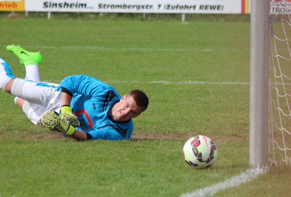Stefan Scholl entschärft einen gegenrischen Torschuss