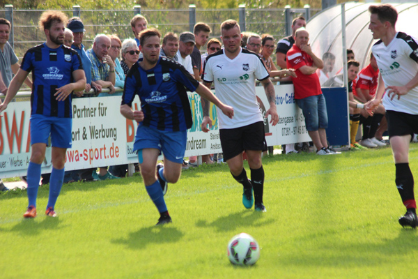 Adrian Neuberger (li.) im Laufduell