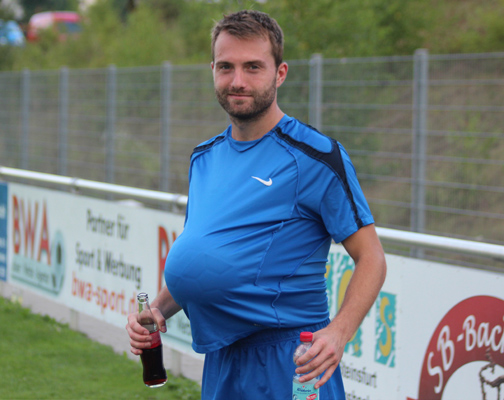 Der zweifache Torschütze Dowalil mit dem Spielball als Souvenier