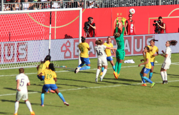 Torfrau Barbara fängt eine Flanke sicher