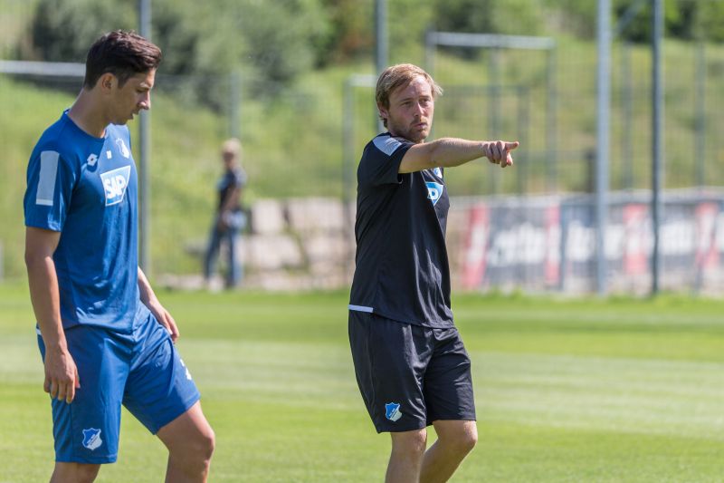 Co-Trainer Matthias Kaltenbach zeigt an, wo´s lang geht