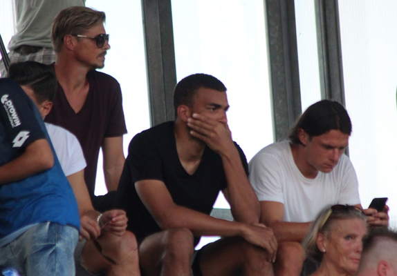 Bei Testspiel gegen Standard Lüttich sah Schulz (ganz rechts) noch auf der Zuschauertribüne