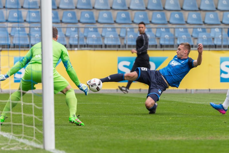 Artistisch versucht Pavel Kaderabek den Ball aufs gegnerische Tor zu bringen