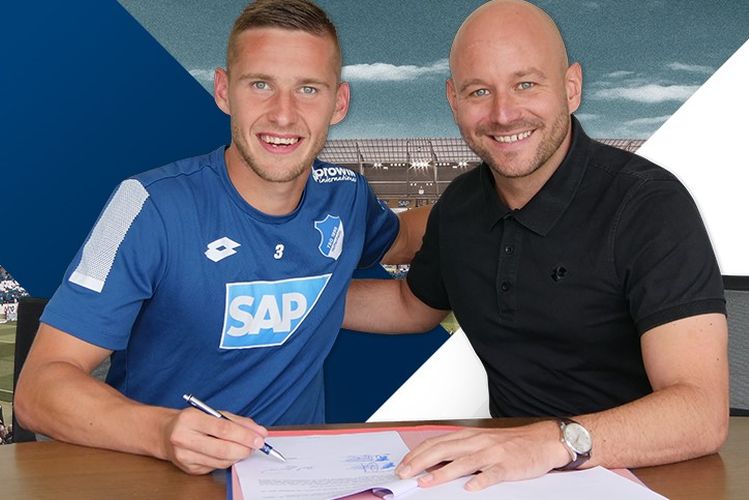 Strahlende Gesichter bei der Vertragsunterschrift bei Pavel Kaderabek (li.) und Manager Alexander Rosen