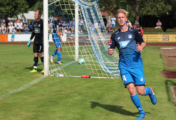 U23-Spieler Nicolas Wähling erzielt mit der Hacke die 3:2-Führung der TSG