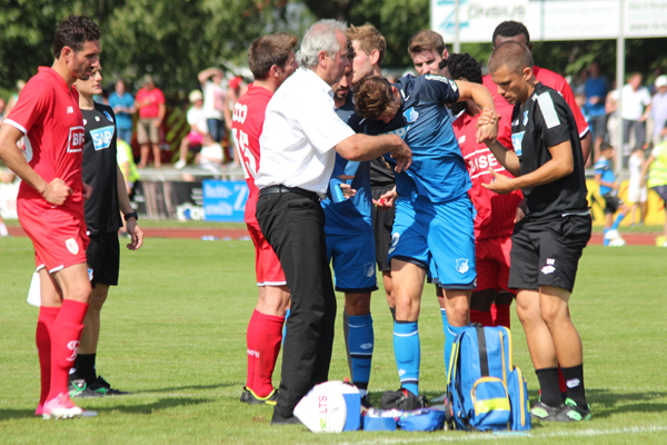 Rossipal wird vom Feld gebracht und ins Krankenhaus gefahren