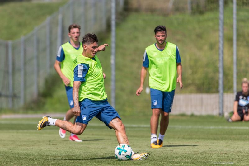 Steven Zuber beim Torschuss