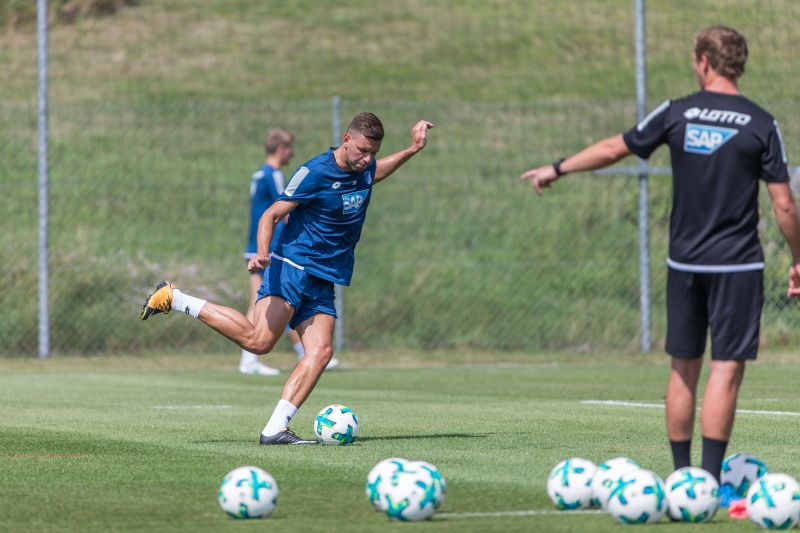 Torschuss beim ersten öffentlichen Training
