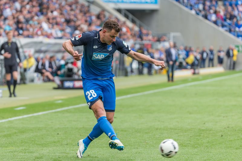 Szalai beim Torschuss im letzten Heimspiel gegen Augsburg