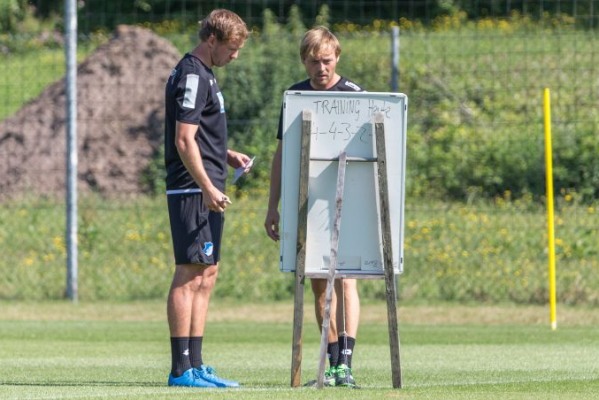 Besprechung über Trainingsinhalte bei Trainer Nagelsmann (li.) und Co-Trainer Kaltenbach