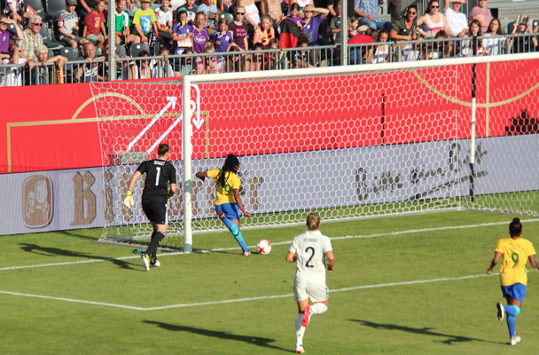 Ludmila erzielt den 1:1 Ausgleich nach einem Fehler der deutschen Torfrau Almuth Schult