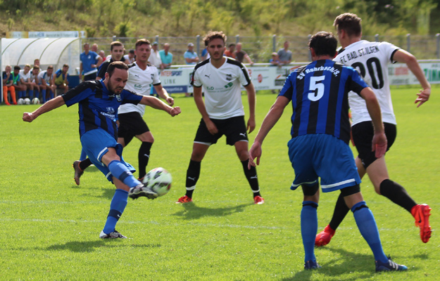 Rohrbachs Mirco Günther (li.) klärt in höchster Bedrängnis