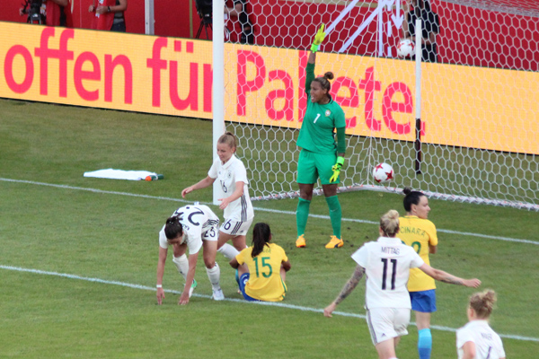 Hasret Kayikci (Nr. 23) bringt Deutschland 2:1 in Führung
