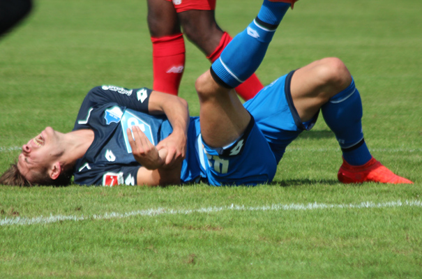 Pechvogel der Partie: Alexander Rossipal erleidet unter Schmerzen einen glatten Unterarmbruch