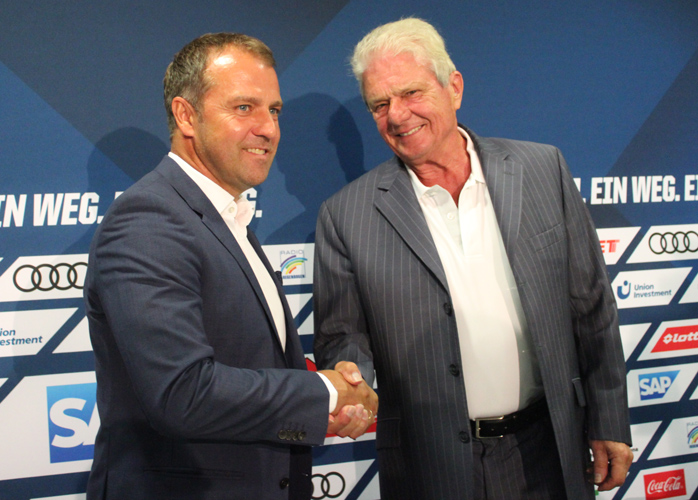 Ein vertrauter Händedruck: Dietmar Hopp bei der Vorstellung von Hansi Flick als neuer Geschäftsführer Sport