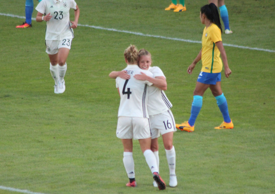 Jubel bei der Torschützin (Nr. 4)