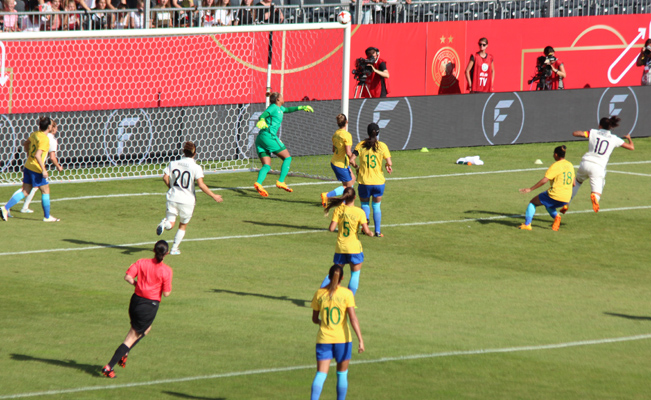 Gute Führungschance für Dzsenifer Marozsan (Nr.10)