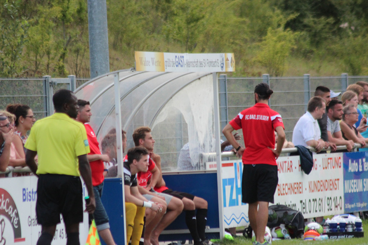 Enttäuschte Blicke auf der Trainerbank von St. Ilgen. Trainer Sebastian Gau (stehend) kann es nicht fassen.