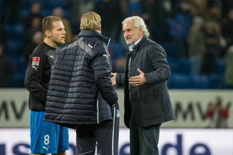 Rudi Völler (re.) diskutiert mit Hoffenheims Eugen Polanski und em damaligen Trainer Markus Gisdol über das "Phantom-Tor" von Sinsheim