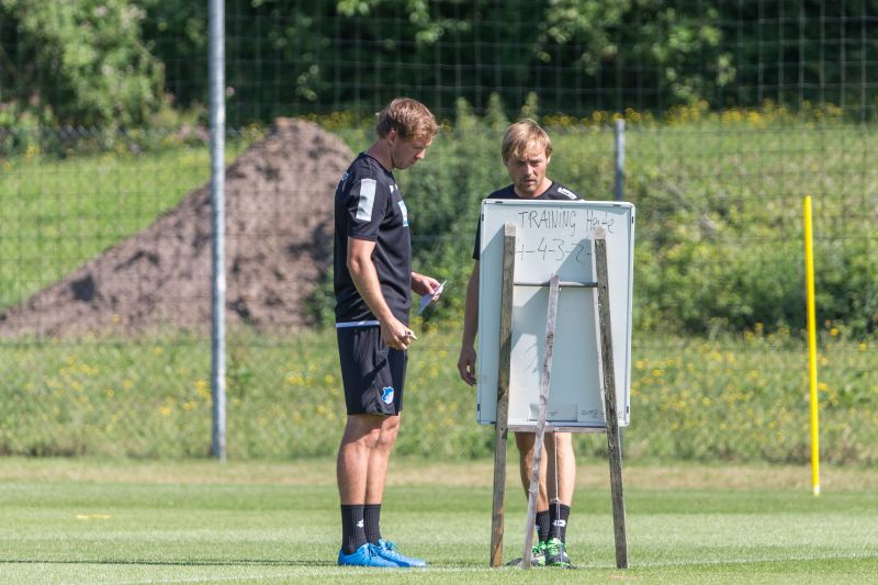 Trainergespräch an der Tafel