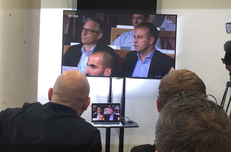 Frank Briel zusammen mit Hansi Flick bei der Auslosung in Nyon