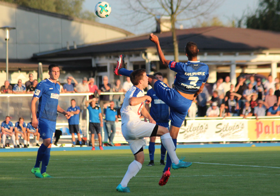 Zweifacher Torschütze Daniel Gordon (re.) beim Kopfball