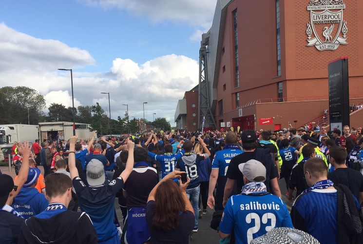 Hoffenheims Fans haben nach einem 5-Kilometer-Marsch die Anfield Road erreicht