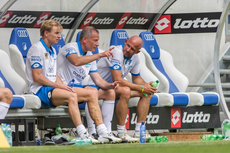 Meinungsaustausch auf der Ersatzbank