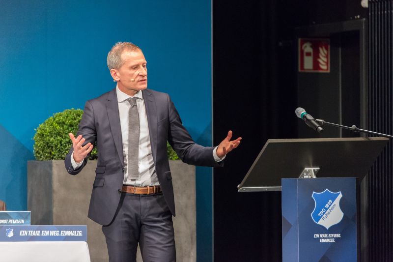 Der TSG-Geschäftsführer bei einem Vortrag über Inovation