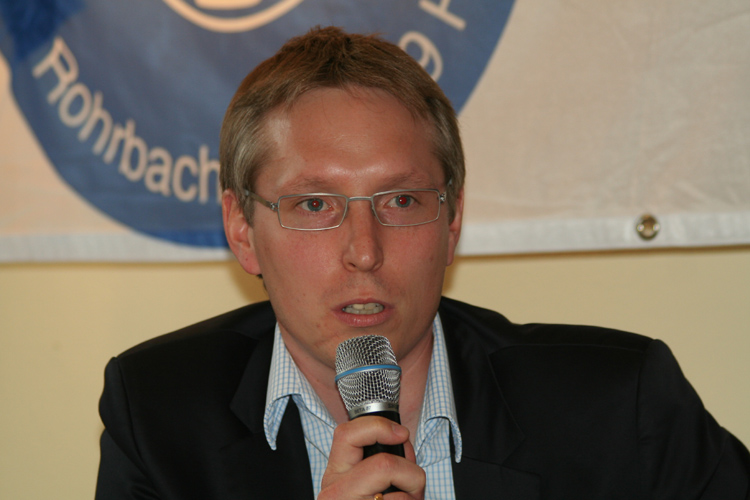 Frank Briel zeigt Fan-Nähe und nimmt an einer Podiumsdiskussion in Rohrbach/S. teil