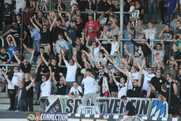 Die SVS-Fans feiern das Ergebnis