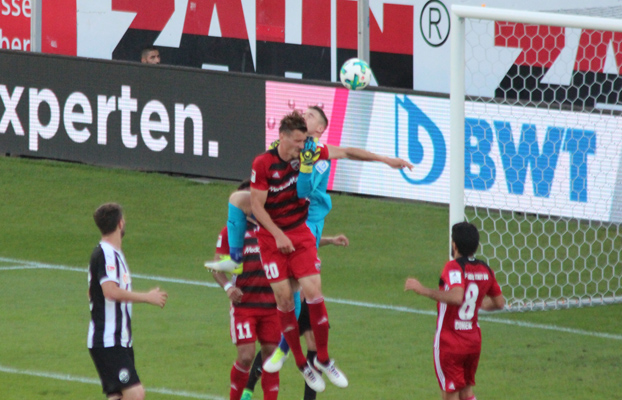 SVS-Keeper Marcel Schuhen wird bedrängt