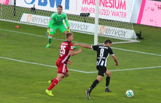 Baghfous (re.) versucht es von halb rechts und .....