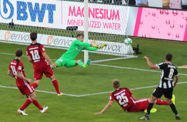 ... scheitert am FC-Keeper Martin Hansen