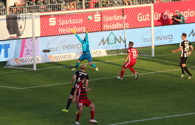 SVS-Keeper Marcel Schuhen mit Glanzparade