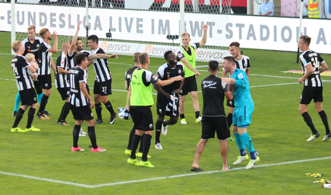 Die Sieger tanzen ausgelassen vor der Fankurve