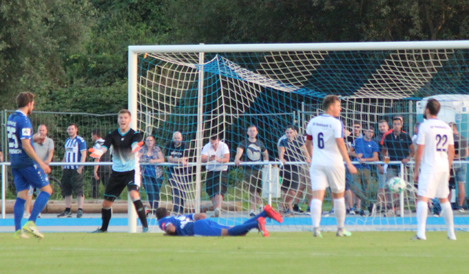 Tor durch KSC-Abwehrchef Daniel Gordon