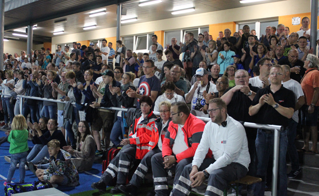 Zuschauer auf der Haupttribüne