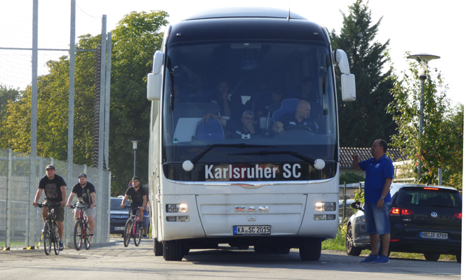 Der KSC-Bus sucht einen Parkplatz