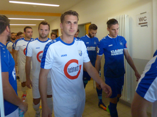 Die Mannschaften kommen