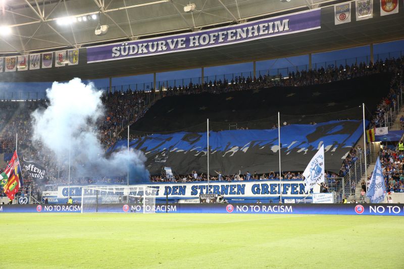 Einfallsreiche Fan-Choreographie vor dem Anpfiff in der Südkurve
