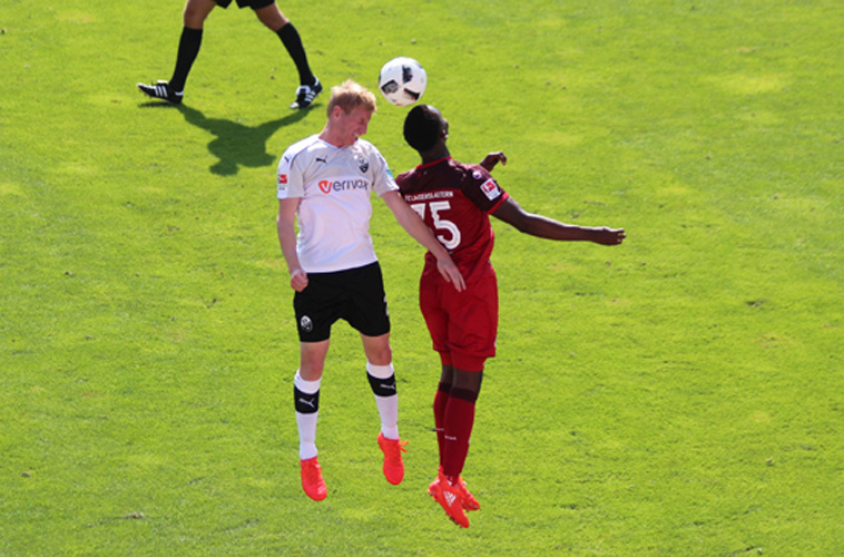 Sandhausens Klingmann (li.) beim Kopfballduell mit einem Lauterer Gegenspieler