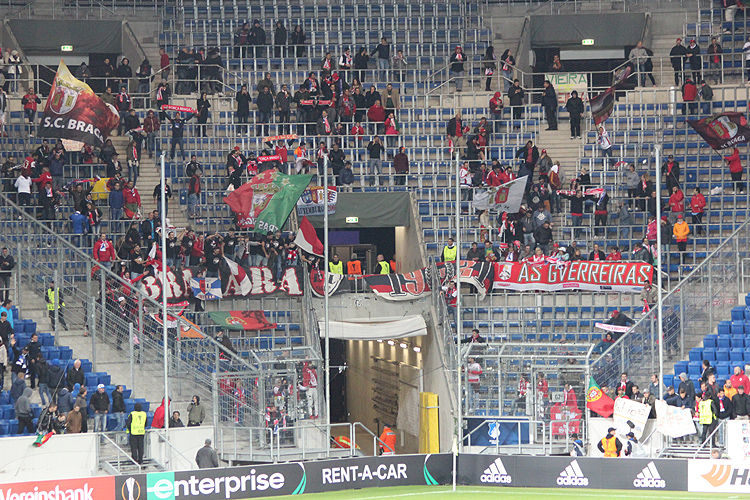 Spärlich besetzter Gästeblock